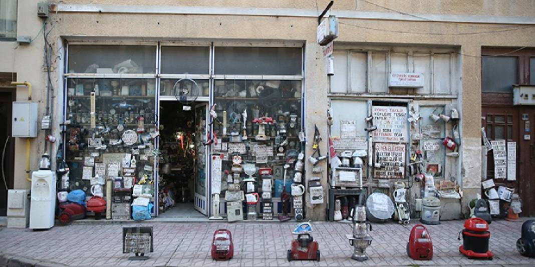 72 yaşında ilginç kişiliğiyle dikkat çekiyor: İğne atsa düşmeyecek dükkanındaki başarısı herkesi şaşırtıyor 4